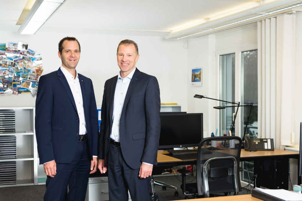 Portrait von zwei Firmeninhaber im Büro